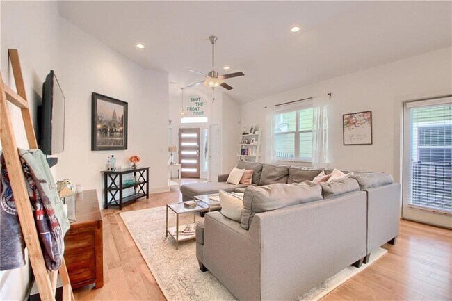 Building Photo - 7200 Trafton Ct