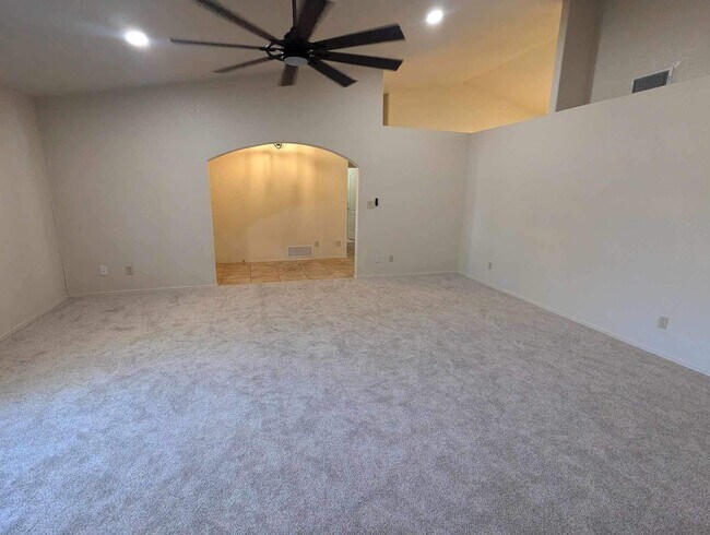 Foto del edificio - Large 3 bedroom with 3 car garage