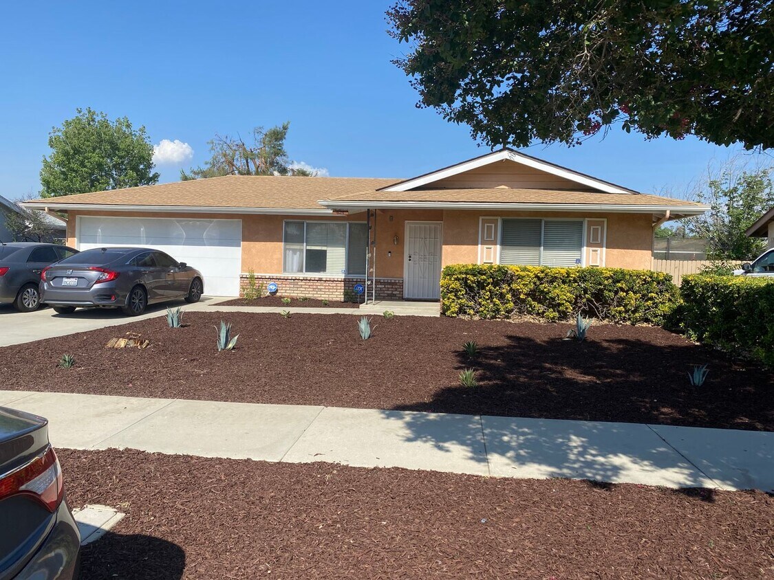 Primary Photo - 2 Bedroom 2 bathroom Hemet Home!