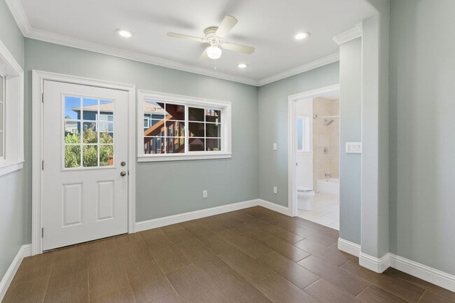 Foto del edificio - Bright & Modern 2BR Flat with Driveway Par...
