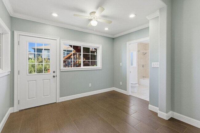 Foto del edificio - Bright & Modern 2BR Flat with Driveway Parking — Newly Renovated in Silver Terrace