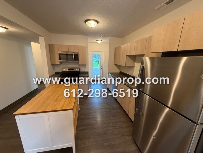 Foto del edificio - 2024 Built Townhouse Available Now, Open F...