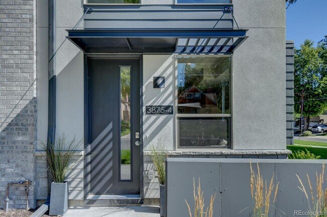 Foto del edificio - Cherry Creek Townhome - 4 Bed, 4 Bath, Detached Garage