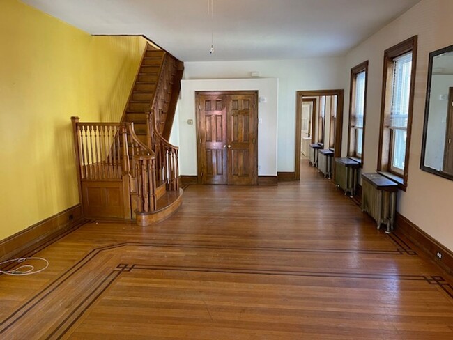 Building Photo - 3 Bedroom Home