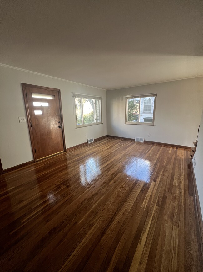 Building Photo - 1324 Meadow Rd