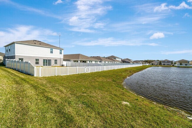Foto del edificio - 12811 Twin Bridges Dr