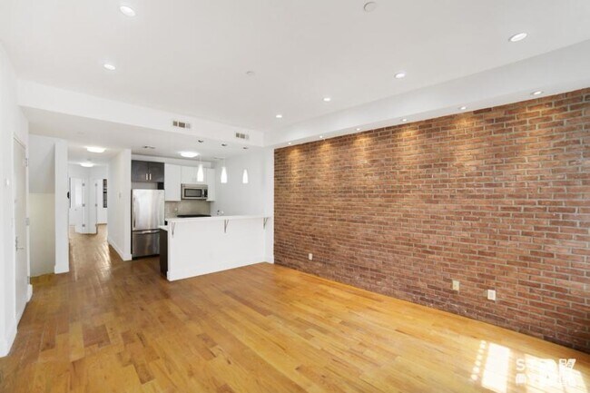 Foto del edificio - 4 bedroom in BROOKLYN NY 11238
