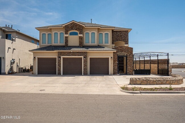 Building Photo - 1126 Ismael Robles St