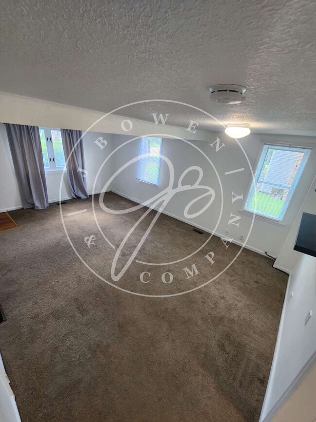 Building Photo - 2 story 2 bed with bonus room! Maumee Scho...