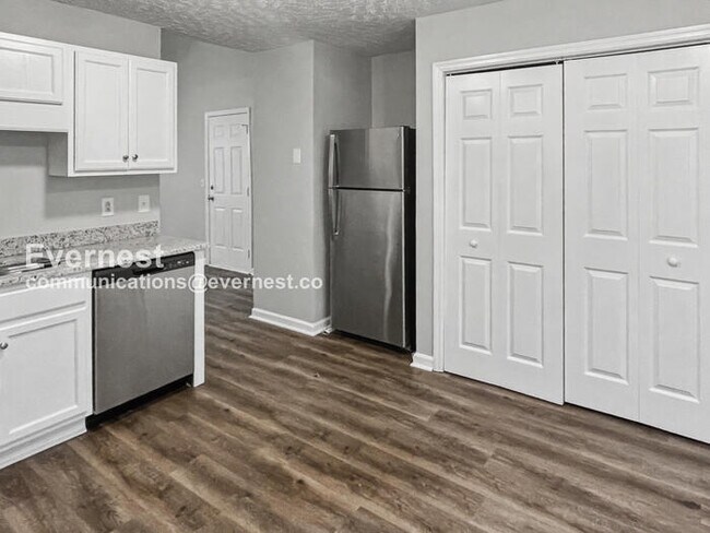 Foto del edificio - Limited Time Special Offer! / 3 Bed, 2 Bath Home with Garage / Pet-Friendly / Available Now!