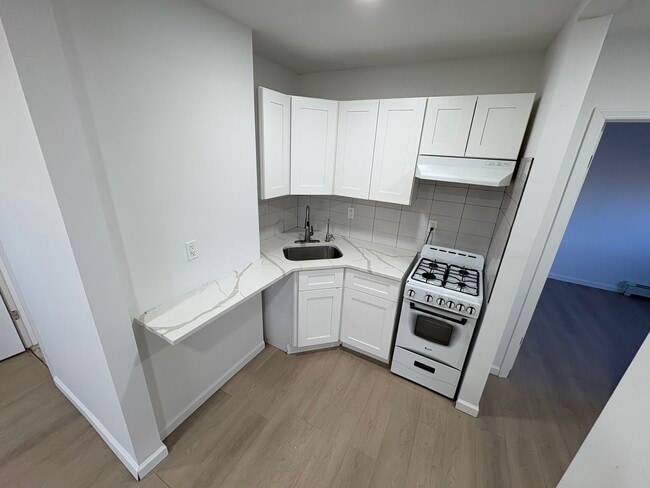 Building Photo - 5494 Express Dr S