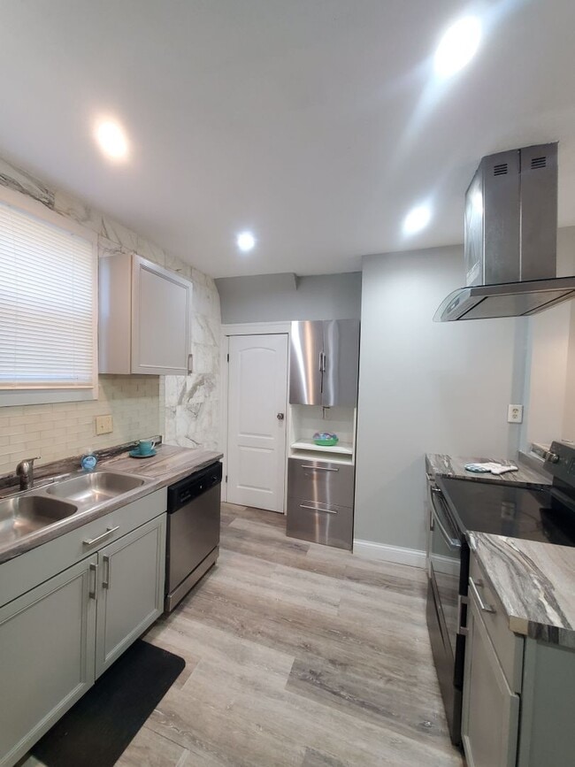 Building Photo - 2 BEDROOM SINGLE FAMILY