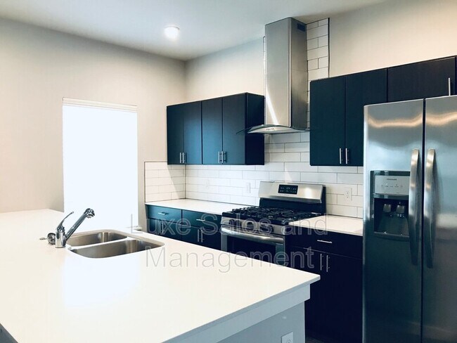 Building Photo - 17605 Hampton Park Dr
