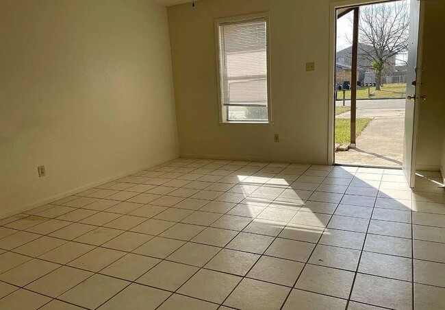 Building Photo - 1413 Hillside Dr