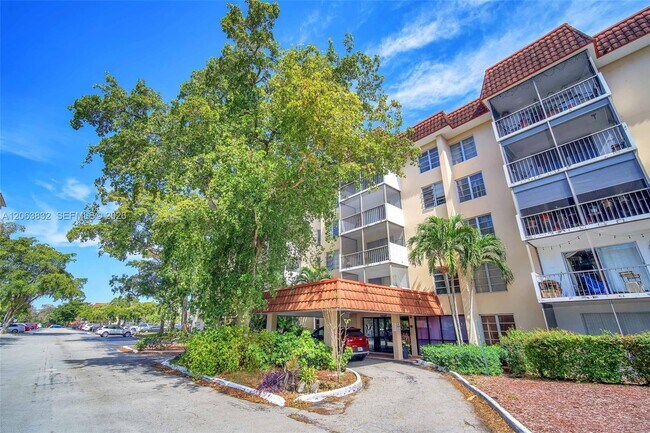 Building Photo - 4160 Inverrary Dr