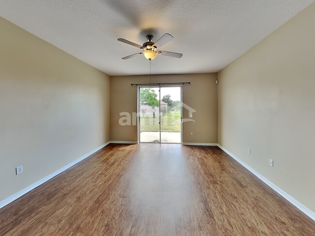 Foto del edificio - 7044 Monarch Park Dr