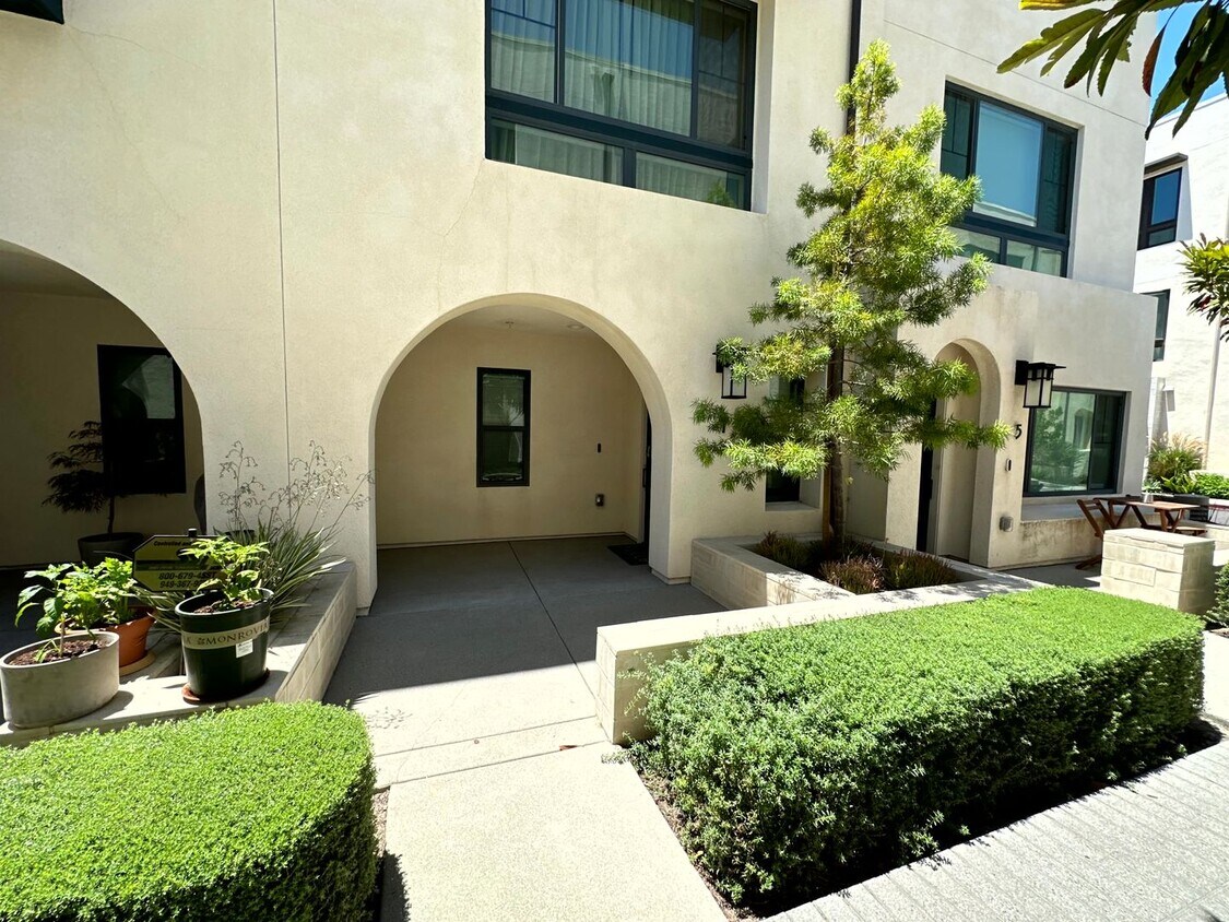 Foto principal - Fantastic 3 Story Townhome - 2 bedrooms - ...
