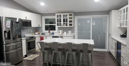 Building Photo - 1385 Rollinghouse Dr