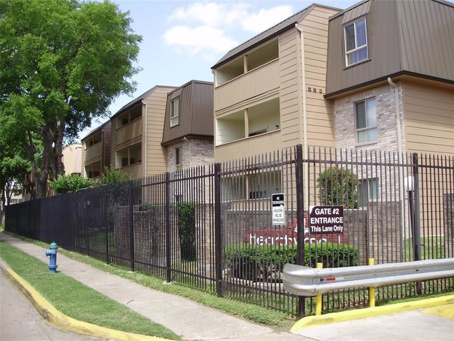 Foto del edificio - 8415 Hearth Dr
