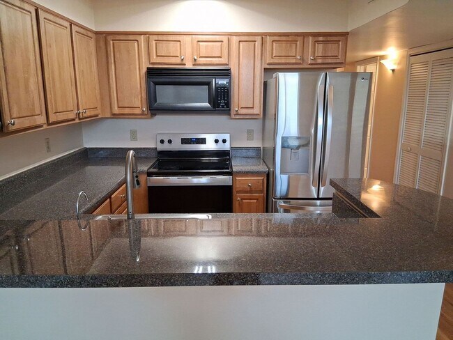 Foto del edificio - Laurel Station #307 - 3bed/2bath with awesome views of Laurel Avenue! $3350 monthly rent includes...