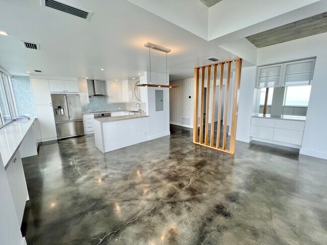 Foto del edificio - Private 16th-Floor Oceanview Residence with Belmont Pier Views