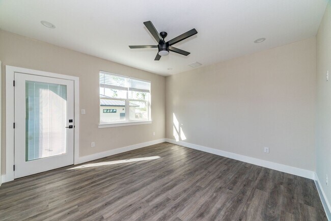 Building Photo - LUXURY ALAMO HEIGHTS TOWNHOME