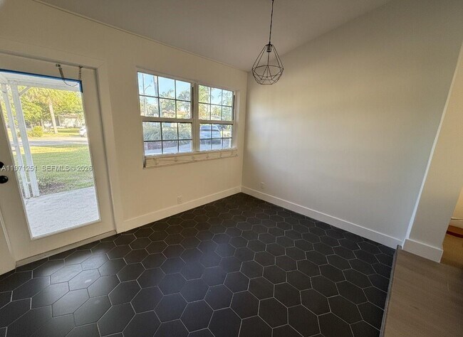 Building Photo - 1701 SW 13th Ct