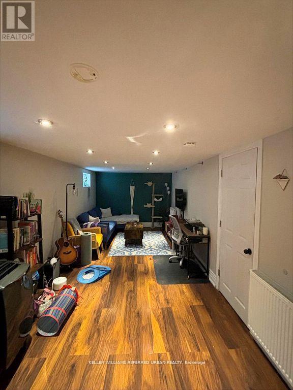 Photo du bâtiment - 95 Barker Ave