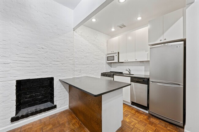 Building Photo - 220 E 79th St