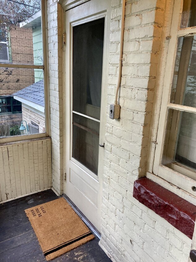 Primary Photo - 107 W 5th St