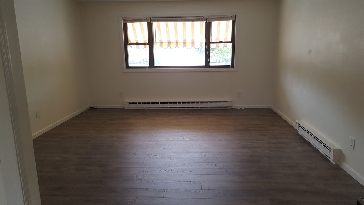 living room - 20 Hosley St