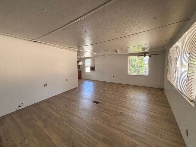 Foto del edificio - New paint & flooring!! 3 Bed 2 Bath Home i...
