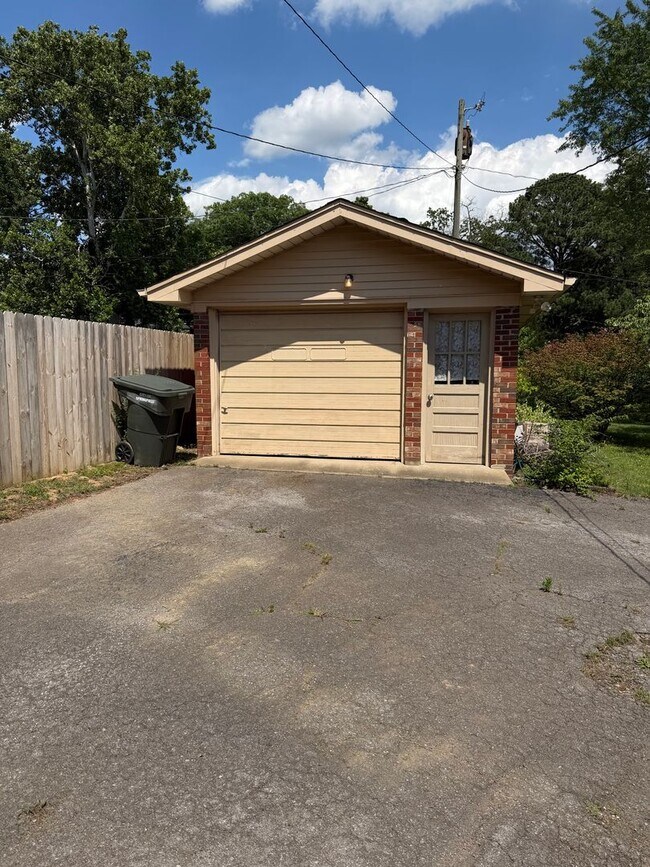 Foto del edificio - Charming 3-bedroom,1-bath home w/Detached garage for rent in Springfield, Tennessee.