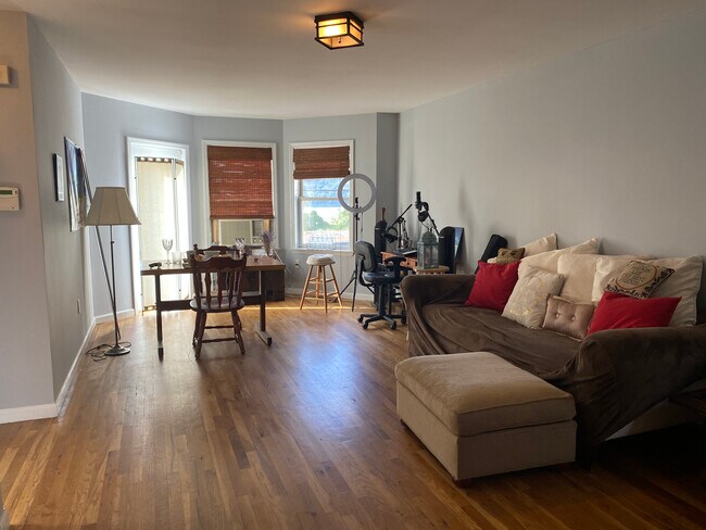 Building Photo - 90 Ravine Ave