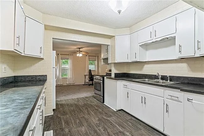 Building Photo - Spacious 3 Bed, 2 Bath Home with 1-Car Garage Near Downtown Kansas City