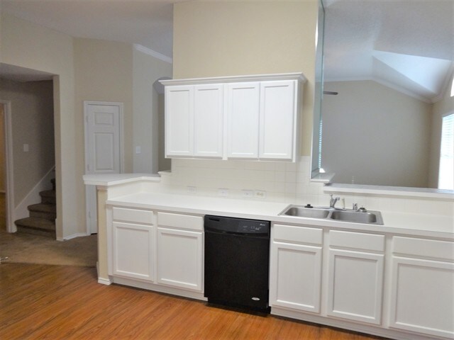 Foto del edificio - 649 Babbling Brook Dr