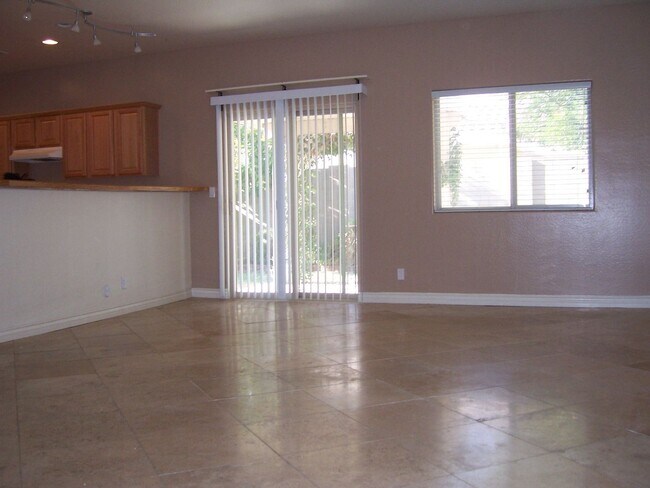 Foto del edificio - 2 STORY TOWNHOME IN GATED COMMUNITY