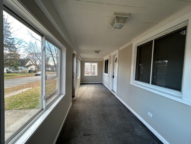 Foto del edificio - 2 bedroom 1 bath home in South Bend IN. AC...