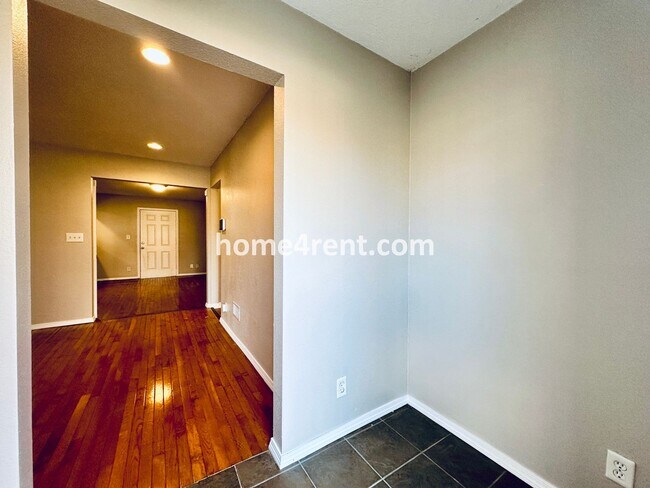 Foto del edificio - Adorable Home Featuring Wood Floors, SS Ap...