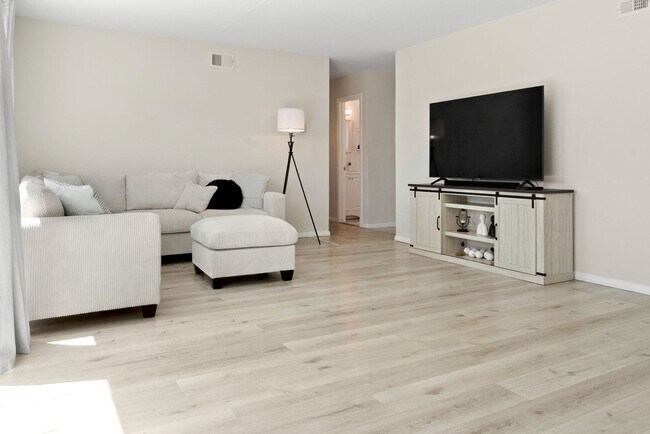 Building Photo - 3 BR / 2 BA 1152 Sq ft. Chula Vista / Priv...