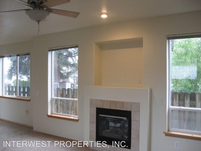 Foto del edificio - 3823 NE 79th Ave