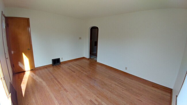 Building Photo - Beautiful Cape Cod 3 bed 1 bath, located o...