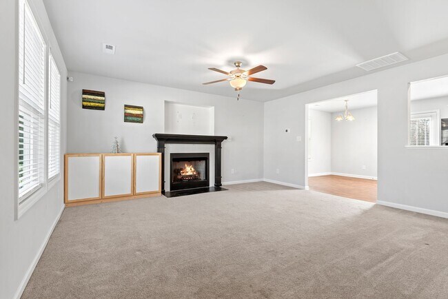 Foto del edificio - Gorgeous and Quiet 3Bed/2.5 Bath in Benson NC