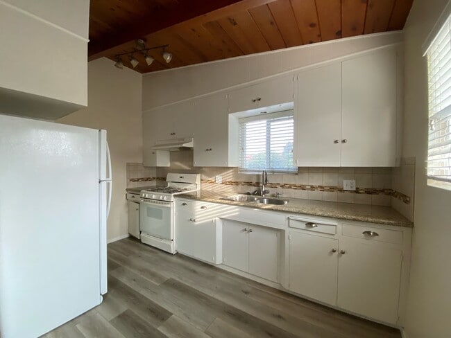 Kitchen - 942 E Ave