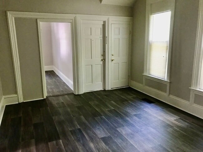 Building Photo - Updated, spacious 2 bedroom, 1 bathroom fi...