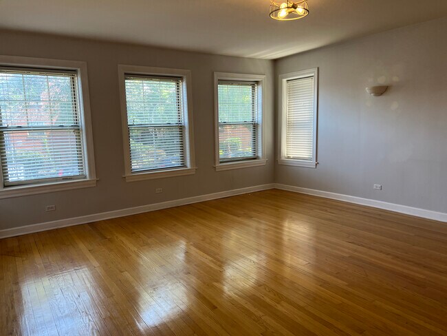 Living Room - 7532 N Damen Ave