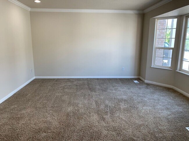 Building Photo - Beautiful Townhome in Amazing Location!