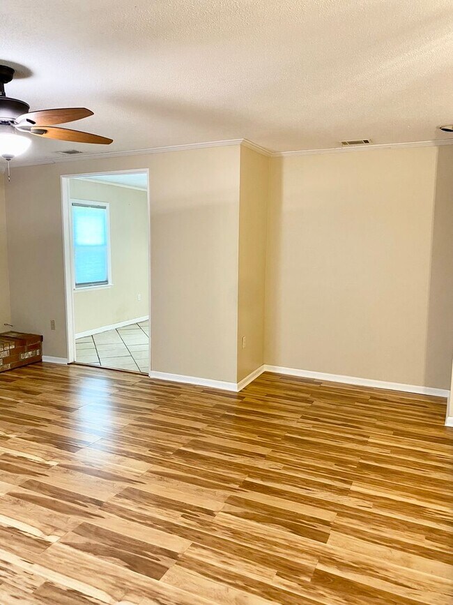 Foto del edificio - Available Now *Whitfield Park* 3BR/2BA home with Fenced backyard- Good schools!