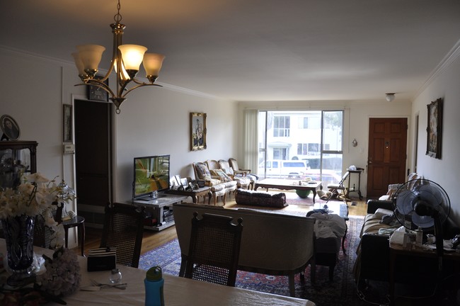 Sala de estar en el apartamento frontal - 1053 18th St
