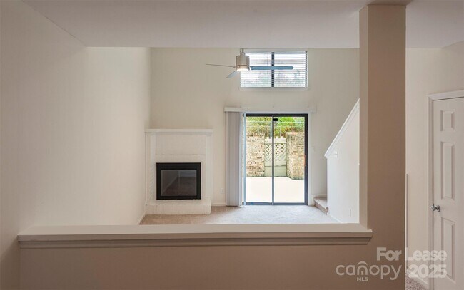 Foto del edificio - 7930 Charter Oak Ln